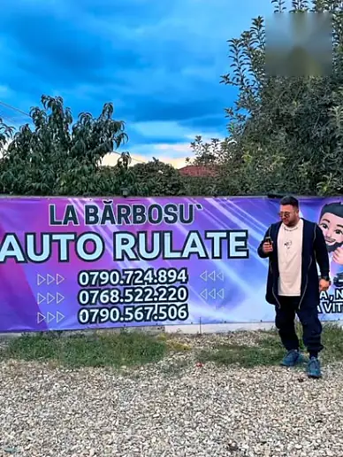 Bannerul mov La Bărbosu’ Auto Rulate, lângă drum